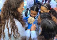 children looking at a brain